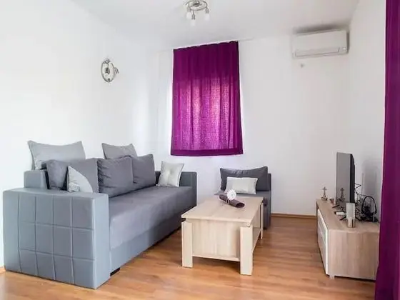 Ev (Nine Bedroom Holiday home with Swimmi)