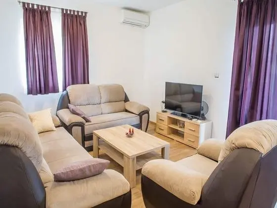 Ev (Nine Bedroom Holiday home with Swimmi)