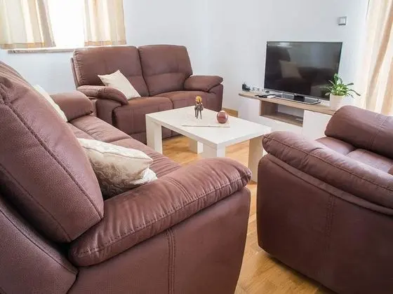 Ev (Nine Bedroom Holiday home with Swimmi)