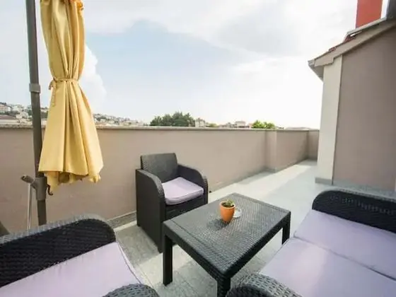 Ev (Nine Bedroom Holiday home with Swimmi)