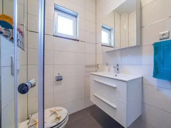 Ev (Nine Bedroom Holiday home with Swimmi)