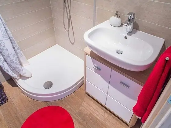 Ev (Nine Bedroom Holiday home with Swimmi)