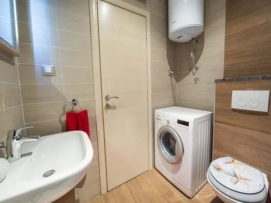 Ev (Nine Bedroom Holiday home with Swimmi)