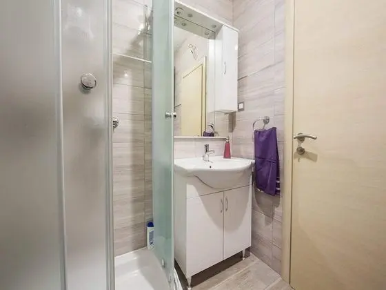 Ev (Nine Bedroom Holiday home with Swimmi)