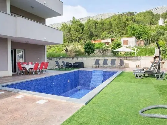 Ev (Nine Bedroom Holiday home with Swimmi)