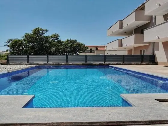 Ev (Nine Bedroom Holiday home with Swimmi)