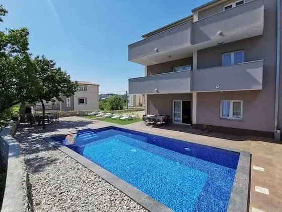 Ev (Six Bedroom holiday home with Swimmin)