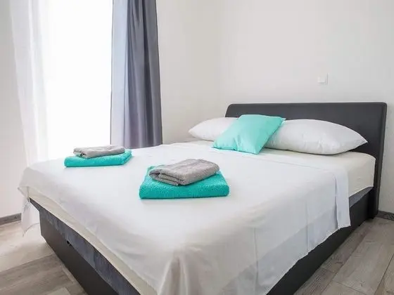 Ev (Six Bedroom holiday home with Swimmin)