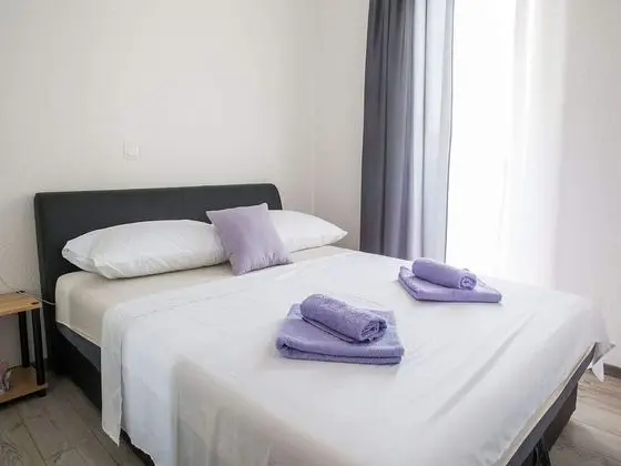 Ev (Six Bedroom holiday home with Swimmin)