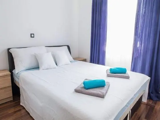 Ev (Six Bedroom holiday home with Swimmin)