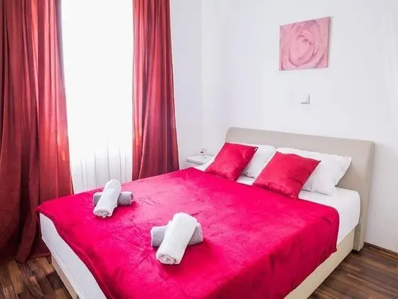 Ev (Six Bedroom holiday home with Swimmin)