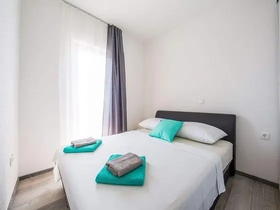 Ev (Six Bedroom holiday home with Swimmin)