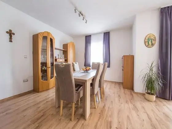 Ev (Six Bedroom holiday home with Swimmin)