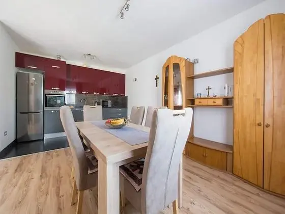 Ev (Six Bedroom holiday home with Swimmin)