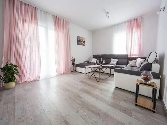 Ev (Six Bedroom holiday home with Swimmin)