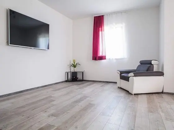 Ev (Six Bedroom holiday home with Swimmin)