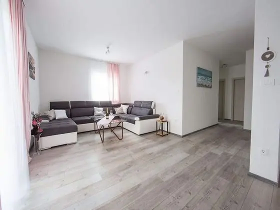 Ev (Six Bedroom holiday home with Swimmin)