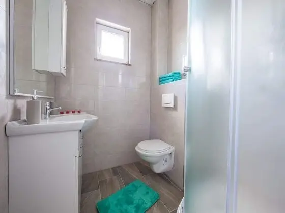 Ev (Six Bedroom holiday home with Swimmin)