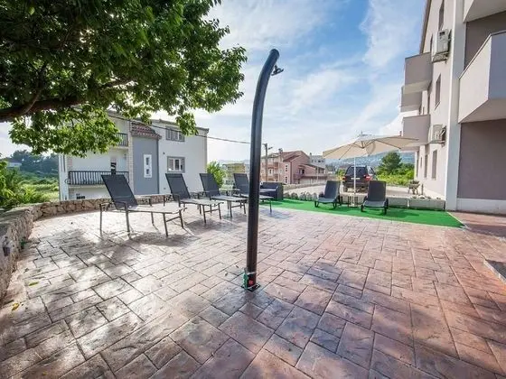 Ev (Six Bedroom holiday home with Swimmin)