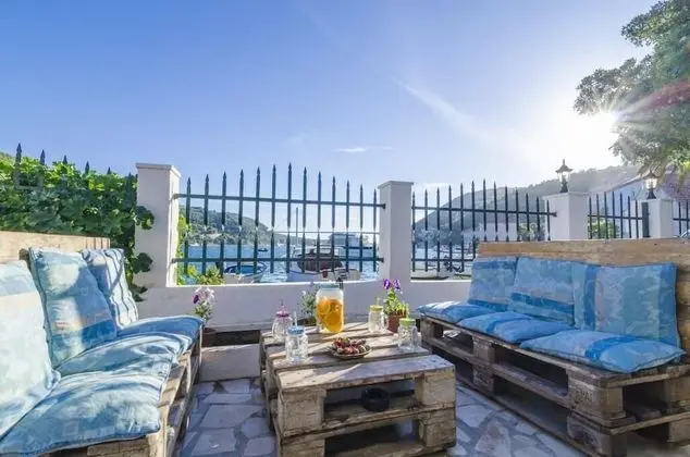 Ev (Two-Bedroom House with Terrace)