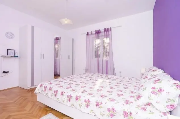 Ev (Two-Bedroom House with Terrace)