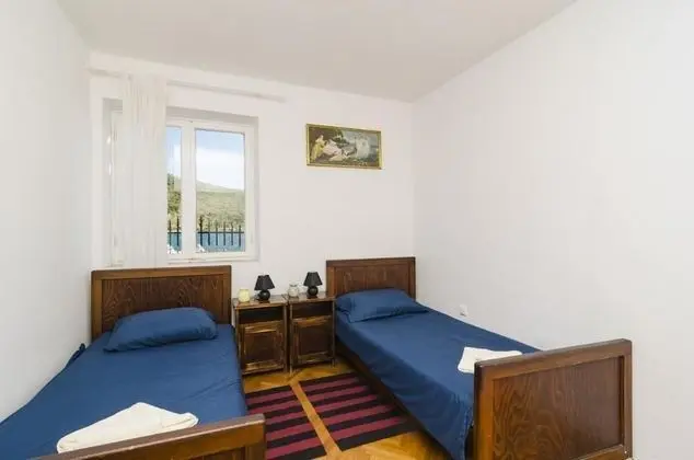 Ev (Two-Bedroom House with Terrace)