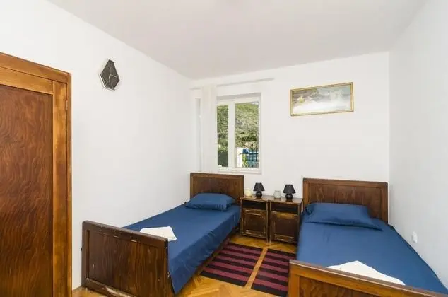 Ev (Two-Bedroom House with Terrace)