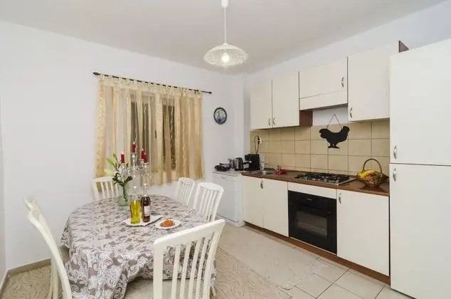 Ev (Two-Bedroom House with Terrace)