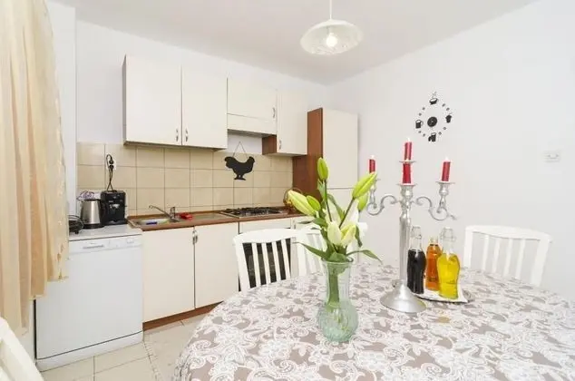 Ev (Two-Bedroom House with Terrace)