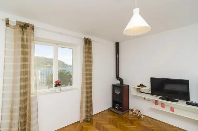 Ev (Two-Bedroom House with Terrace)