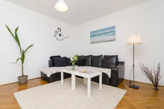 Ev (Two-Bedroom House with Terrace)