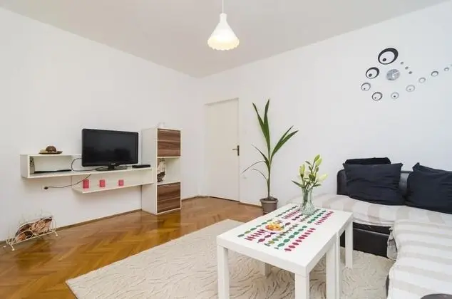 Ev (Two-Bedroom House with Terrace)