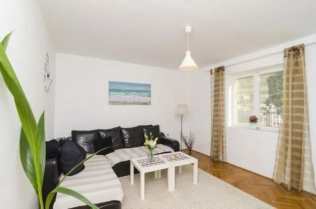 Ev (Two-Bedroom House with Terrace)