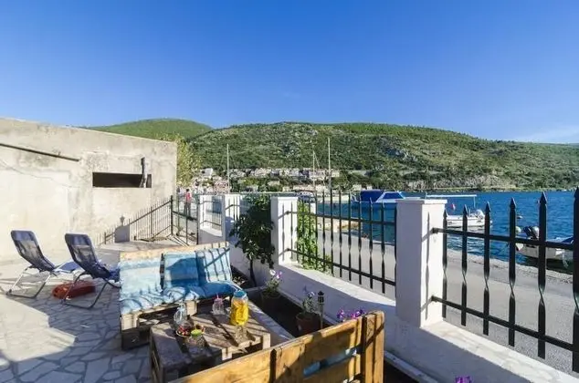 Ev (Two-Bedroom House with Terrace)