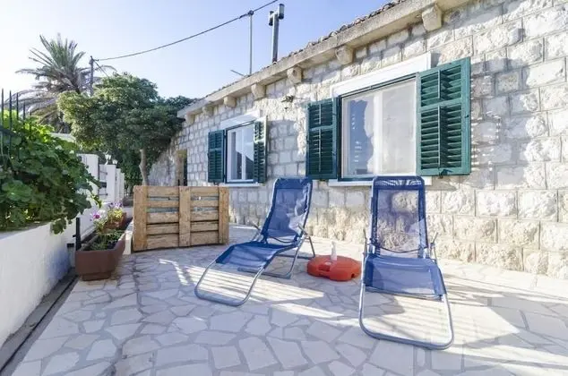 Ev (Two-Bedroom House with Terrace)