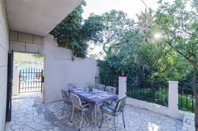 Ev (Two-Bedroom House with Terrace)