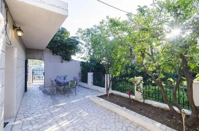 Ev (Two-Bedroom House with Terrace)