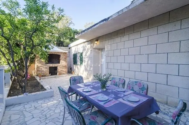 Ev (Two-Bedroom House with Terrace)