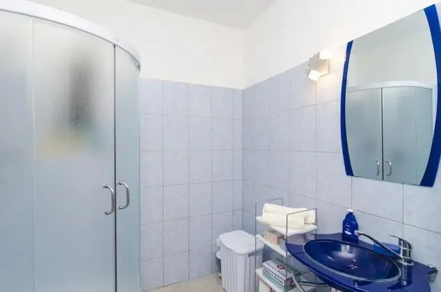 Ev (Two-Bedroom House with Terrace)