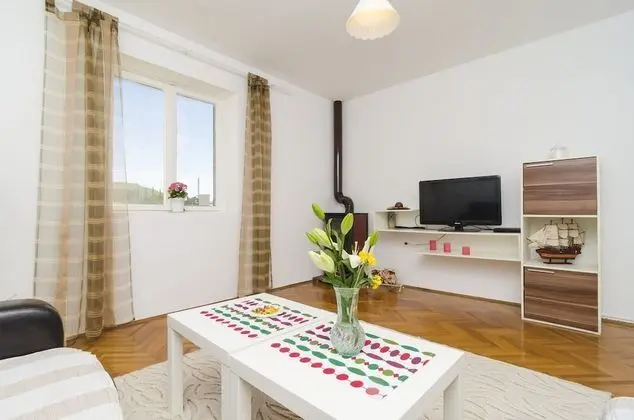 Ev (Two-Bedroom House with Terrace)