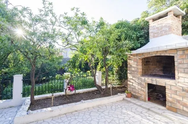 Ev (Two-Bedroom House with Terrace)