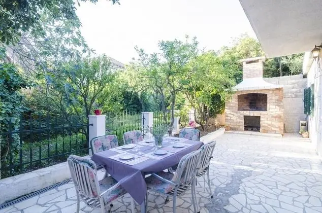 Ev (Two-Bedroom House with Terrace)