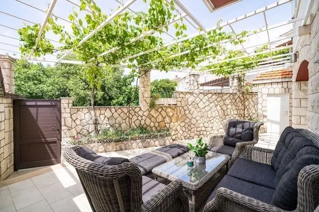 Ev (Four-Bedroom House with Terrace)