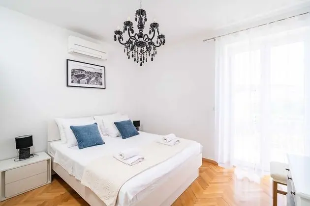 Ev (Four-Bedroom House with Terrace)