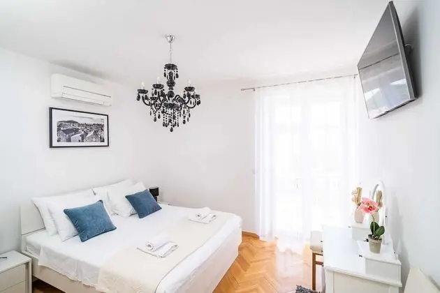 Ev (Four-Bedroom House with Terrace)