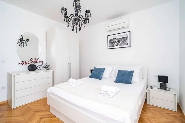 Ev (Four-Bedroom House with Terrace)