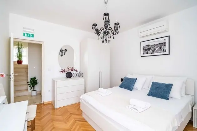 Ev (Four-Bedroom House with Terrace)