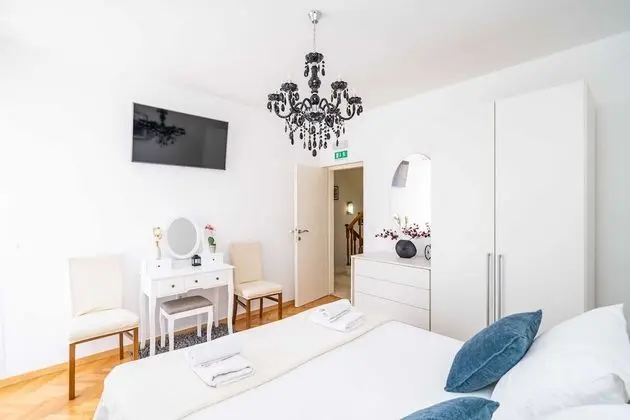 Ev (Four-Bedroom House with Terrace)