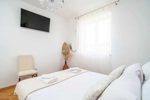 Ev (Four-Bedroom House with Terrace)