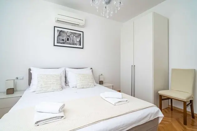 Ev (Four-Bedroom House with Terrace)